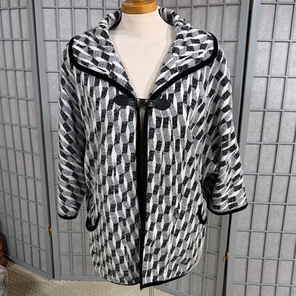 Chic Monochrome Patterned Cardigan - Picture 1 of 5